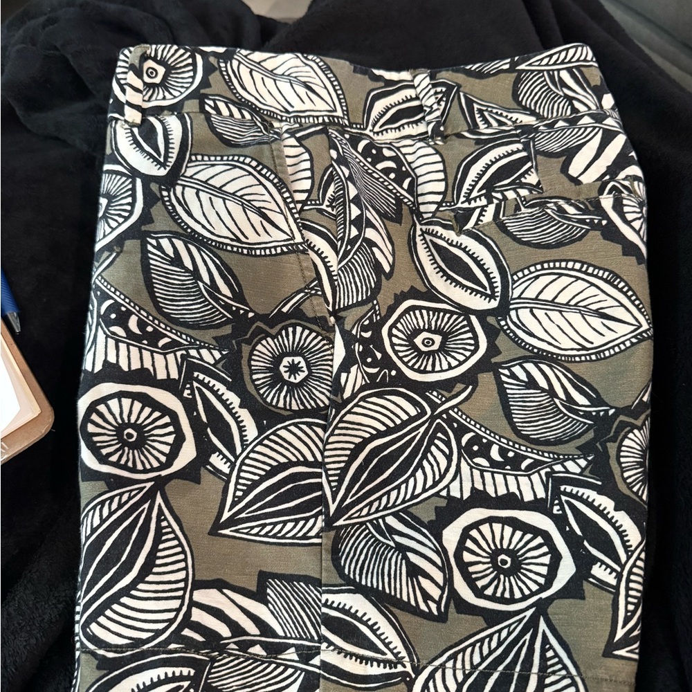 Ann Taylor Loft Boho Leaf patterned linen blend Women's shorts